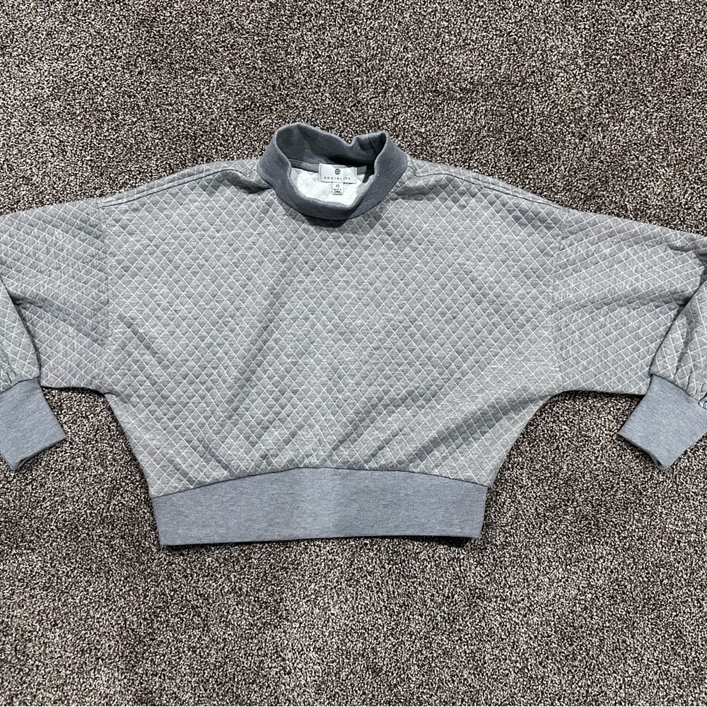 Socialite Grey Quilted Crewneck – XS – Cozy & Cute